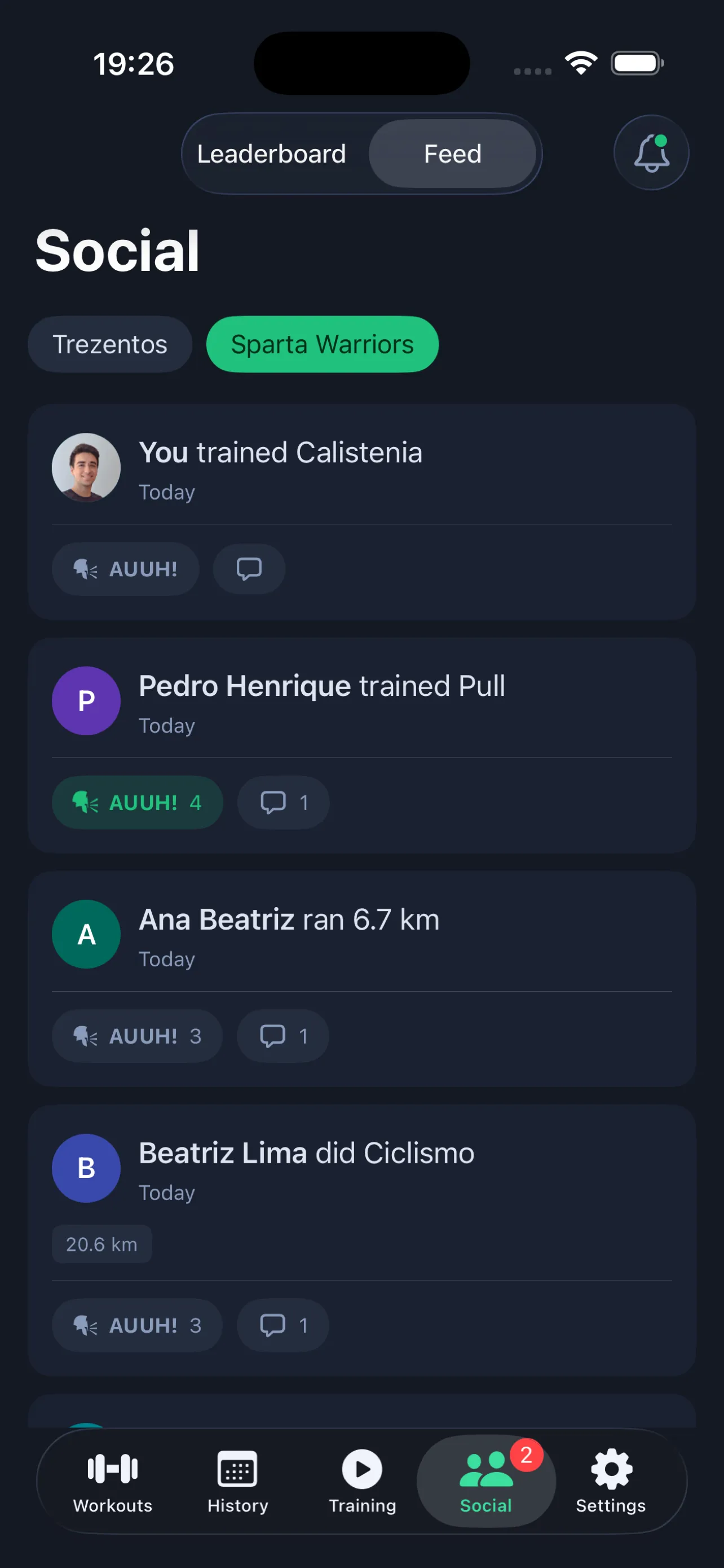 O feed do grupo com treinos recentes, AUUHs e comentários (iOS)